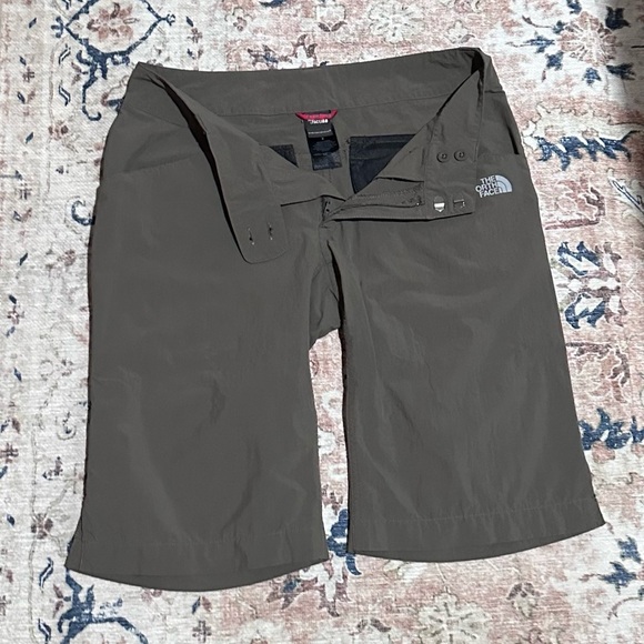 The North Face Olive Green Cargo Shorts Size 2 - Picture 1 of 4
